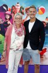 Amsterdam 15 juli 2018
De feestelijke Nederlandse premiÃ¨re van 
HOTEL TRANSSYLVANIÃ‹ 3 in PathÃ© Arena te Amsterdam. De Nederlandse stemacteurs Charly Luske, Fernando Halman, Ferry Doedens, Ilse Warringa, Tony Neef zijn aanwezig . Ferry kwam met zijn moeder