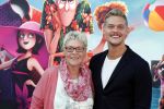 Amsterdam 15 juli 2018
De feestelijke Nederlandse premiÃ¨re van 
HOTEL TRANSSYLVANIÃ‹ 3 in PathÃ© Arena te Amsterdam. De Nederlandse stemacteurs Charly Luske, Fernando Halman, Ferry Doedens, Ilse Warringa, Tony Neef zijn aanwezig . Ferry kwam met zijn moeder