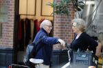 Amsterdam 4 juli 2018
Odette Taminiau en Frans Weisz aan het kletsen op de cornelis schuytstraat.
