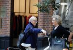 Amsterdam 4 juli 2018
Odette Taminiau en Frans Weisz aan het kletsen op de cornelis schuytstraat.