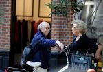 Amsterdam 4 juli 2018
Odette Taminiau en Frans Weisz aan het kletsen op de cornelis schuytstraat.