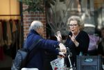 Amsterdam 4 juli 2018
Odette Taminiau en Frans Weisz aan het kletsen op de cornelis schuytstraat.