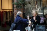 Amsterdam 4 juli 2018
Odette Taminiau en Frans Weisz aan het kletsen op de cornelis schuytstraat.