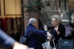 Amsterdam 4 juli 2018
Odette Taminiau en Frans Weisz aan het kletsen op de cornelis schuytstraat.