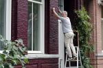 Amsterdam 12 juli 2018
Hajo Bruins aan het klussen bij zijn huis.