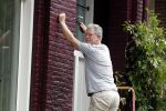 Amsterdam 12 juli 2018
Hajo Bruins aan het klussen bij zijn huis.