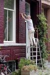 Amsterdam 12 juli 2018
Hajo Bruins aan het klussen bij zijn huis.