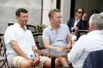 Amsterdam 11 juli 2018
Hans Cornelisse en partner op terras op de pc. Auke Genemans helpt ze.