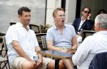 Amsterdam 11 juli 2018
Hans Cornelisse en partner op terras op de pc. Auke Genemans helpt ze.