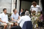 Amsterdam 11 juli 2018
Hans Cornelisse en partner op terras op de pc. Auke Genemans helpt ze.
