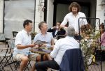 Amsterdam 11 juli 2018
Hans Cornelisse en partner op terras op de pc. Auke Genemans helpt ze.