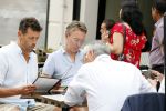 Amsterdam 11 juli 2018
Hans Cornelisse en partner op terras op de pc. Auke Genemans helpt ze.