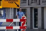 Amsterdam 4 juli 2018
Hans Teeuwen fluitend op straat.