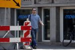 Amsterdam 4 juli 2018
Hans Teeuwen fluitend op straat.