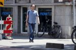Amsterdam 4 juli 2018
Hans Teeuwen fluitend op straat.
