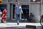Amsterdam 4 juli 2018
Hans Teeuwen fluitend op straat.