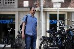 Amsterdam 4 juli 2018
Hans Teeuwen fluitend op straat.