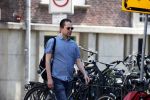 Amsterdam 4 juli 2018
Hans Teeuwen fluitend op straat.