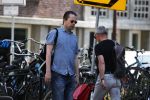 Amsterdam 4 juli 2018
Hans Teeuwen fluitend op straat.