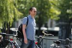 Amsterdam 4 juli 2018
Hans Teeuwen fluitend op straat.