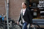 Amsterdam 11 juli 2018
Hans Teeuwen wandelt door Amsterdam zuid.