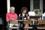 Amsterdam 11 juli 2018
Henriette Tol met haar man en hond op terras.