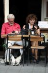 Amsterdam 11 juli 2018
Henriette Tol met haar man en hond op terras.