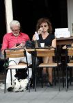 Amsterdam 11 juli 2018
Henriette Tol met haar man en hond op terras.