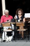 Amsterdam 11 juli 2018
Henriette Tol met haar man en hond op terras.