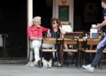 Amsterdam 11 juli 2018
Henriette Tol met haar man en hond op terras.