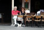 Amsterdam 11 juli 2018
Henriette Tol met haar man en hond op terras.