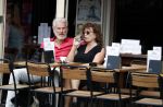 Amsterdam 11 juli 2018
Henriette Tol met haar man en hond op terras.