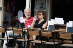 Amsterdam 11 juli 2018
Henriette Tol met haar man en hond op terras.