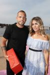 Amsterdam 6 juli 2018
Gordon viert zijn 50e verjaardag bij de Harbour Club en gaat daarna varen met de roze MS de Jordaan. Johnny Heitinga met Charlotte