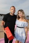 Amsterdam 6 juli 2018
Gordon viert zijn 50e verjaardag bij de Harbour Club en gaat daarna varen met de roze MS de Jordaan. Johnny Heitinga met Charlotte