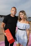 Amsterdam 6 juli 2018
Gordon viert zijn 50e verjaardag bij de Harbour Club en gaat daarna varen met de roze MS de Jordaan. Johnny Heitinga met Charlotte