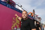 Amsterdam 6 juli 2018
Gordon viert zijn 50e verjaardag bij de Harbour Club en gaat daarna varen met de roze MS de Jordaan. Johnny Heitinga