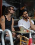 Amsterdam 9 juli 2018
Kay Nambiar met een kennis op terras.