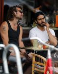 Amsterdam 9 juli 2018
Kay Nambiar met een kennis op terras.