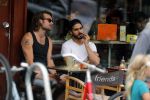 Amsterdam 9 juli 2018
Kay Nambiar met een kennis op terras.