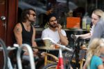 Amsterdam 9 juli 2018
Kay Nambiar met een kennis op terras.