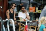 Amsterdam 9 juli 2018
Kay Nambiar met een kennis op terras.