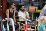 Amsterdam 9 juli 2018
Kay Nambiar met een kennis op terras.