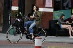 Amsterdam 9 juli 2018
Kim v Kooten met een soepje op de fiets.