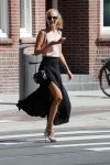 Amsterdam 5 juli 2018
Kimberley Klaver met mobiel op straat in Amsterdam zuid.