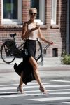 Amsterdam 5 juli 2018
Kimberley Klaver met mobiel op straat in Amsterdam zuid.