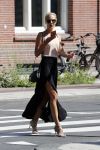 Amsterdam 5 juli 2018
Kimberley Klaver met mobiel op straat in Amsterdam zuid.