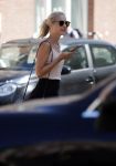 Amsterdam 5 juli 2018
Kimberley Klaver met mobiel op straat in Amsterdam zuid.
