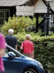 Maarssen Blaricum 7 juli 2018
Berend Boudewijn gaat wandelen bij de Maarsenveense Plassen en daarna rijdt hij naar het Ter Gooi ziekenhuis waar hij zijn vrouw Martine Bijl ophaalt. Daarna gaan ze lunchen bij restaurant de Goede Gooijer.