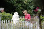 Maarssen Blaricum 7 juli 2018
Berend Boudewijn gaat wandelen bij de Maarsenveense Plassen en daarna rijdt hij naar het Ter Gooi ziekenhuis waar hij zijn vrouw Martine Bijl ophaalt. Daarna gaan ze lunchen bij restaurant de Goede Gooijer.